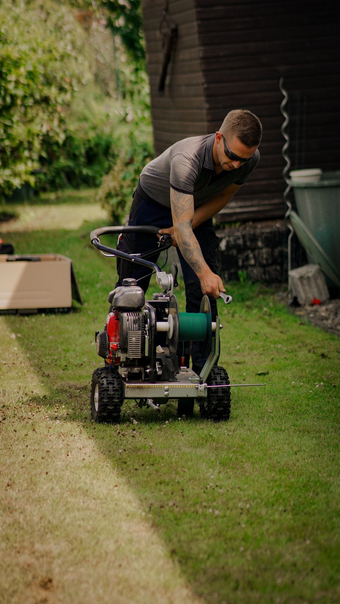 Mähroboter offen in einer Werkstatt von SKGS