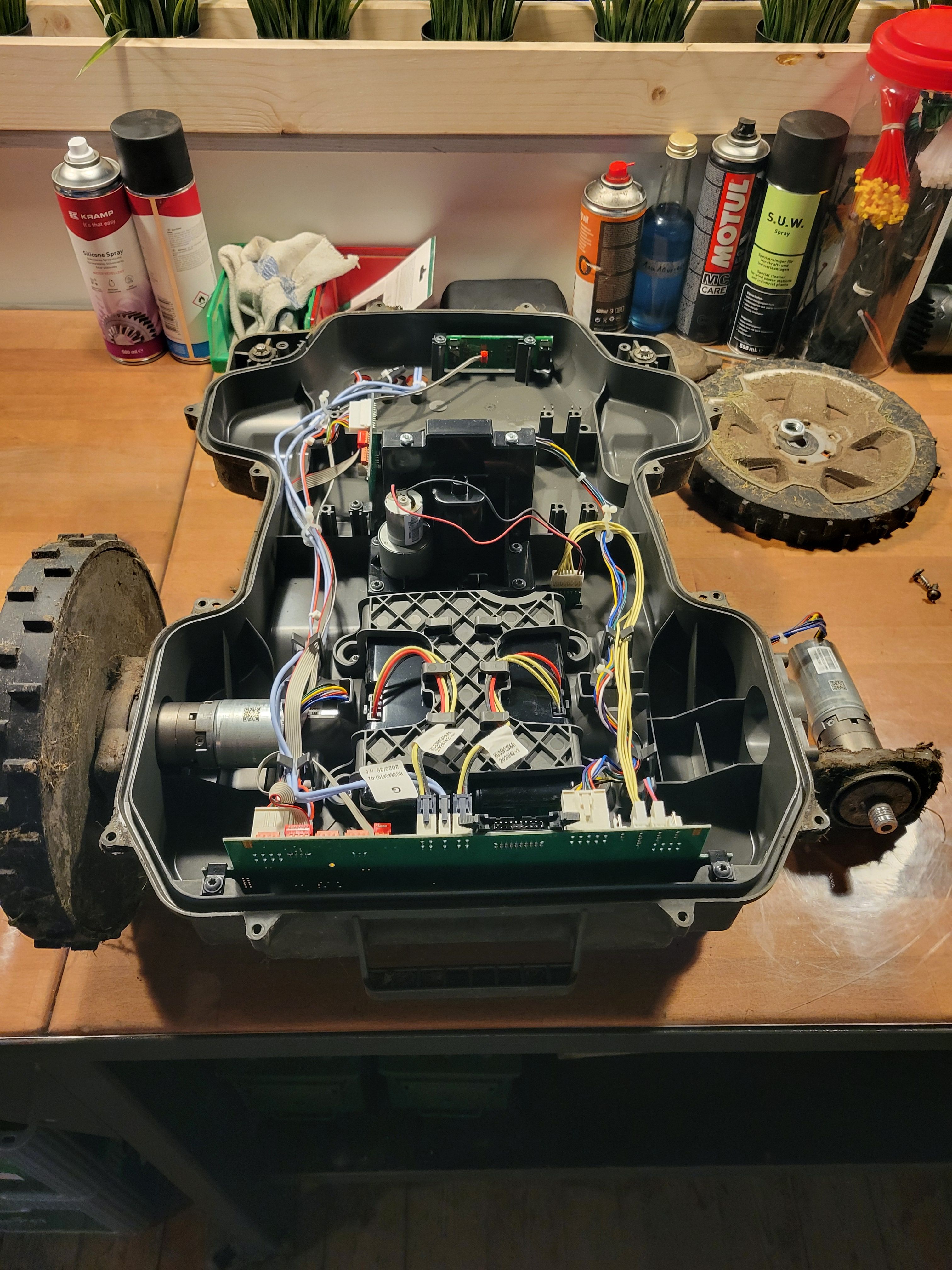 Mähroboter offen in einer Werkstatt von SKGS